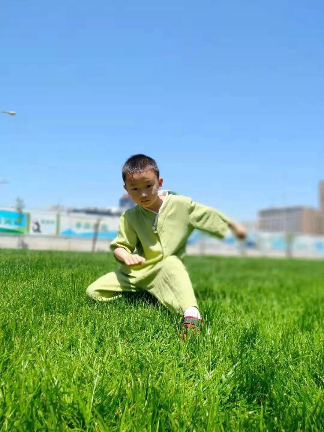 烈日炎炎，让我们一起在  '大树'  里消暑乘凉